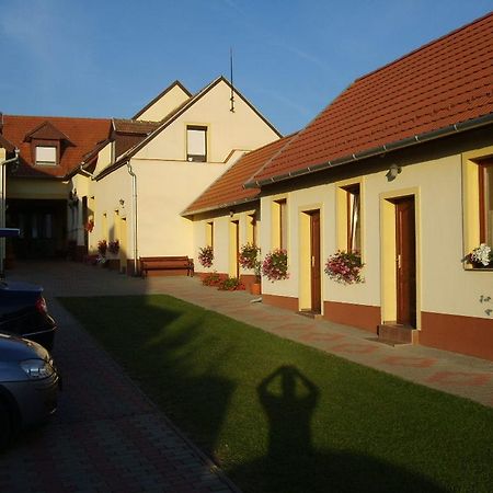 Szuts Panzio Bed & Breakfast Fertorakos Ngoại thất bức ảnh