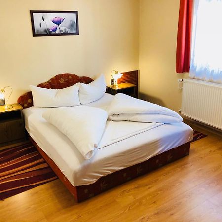 Szuts Panzio Bed & Breakfast Fertorakos Ngoại thất bức ảnh