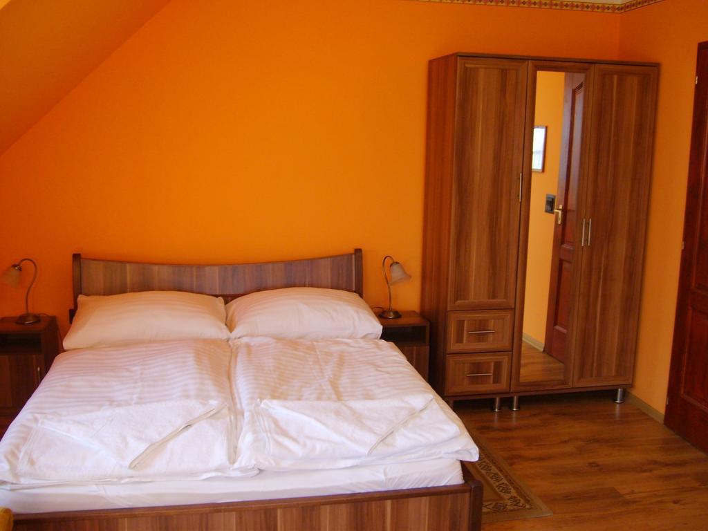 Szuts Panzio Bed & Breakfast Fertorakos Phòng bức ảnh