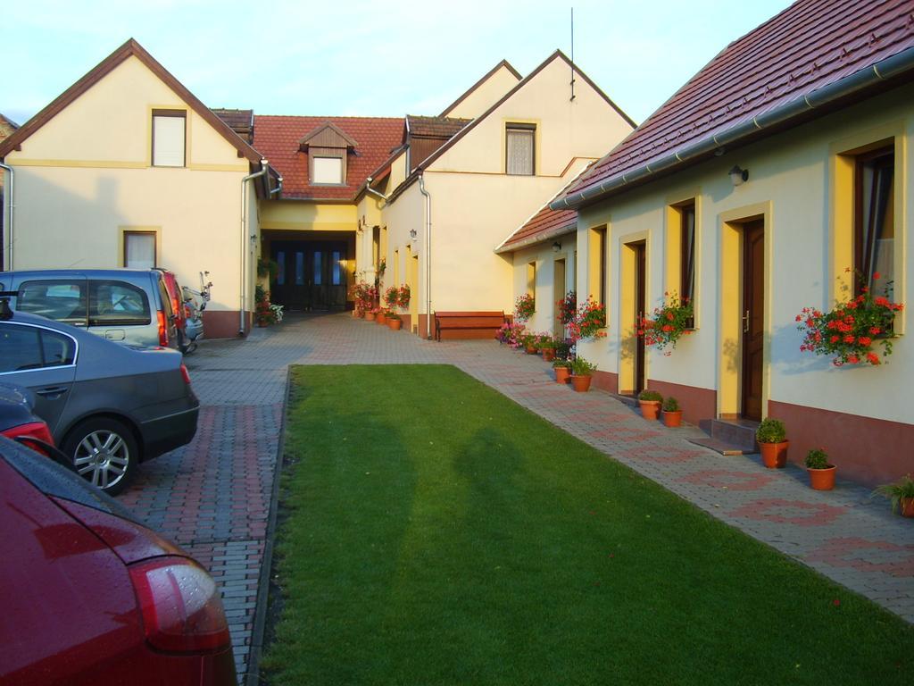 Szuts Panzio Bed & Breakfast Fertorakos Ngoại thất bức ảnh