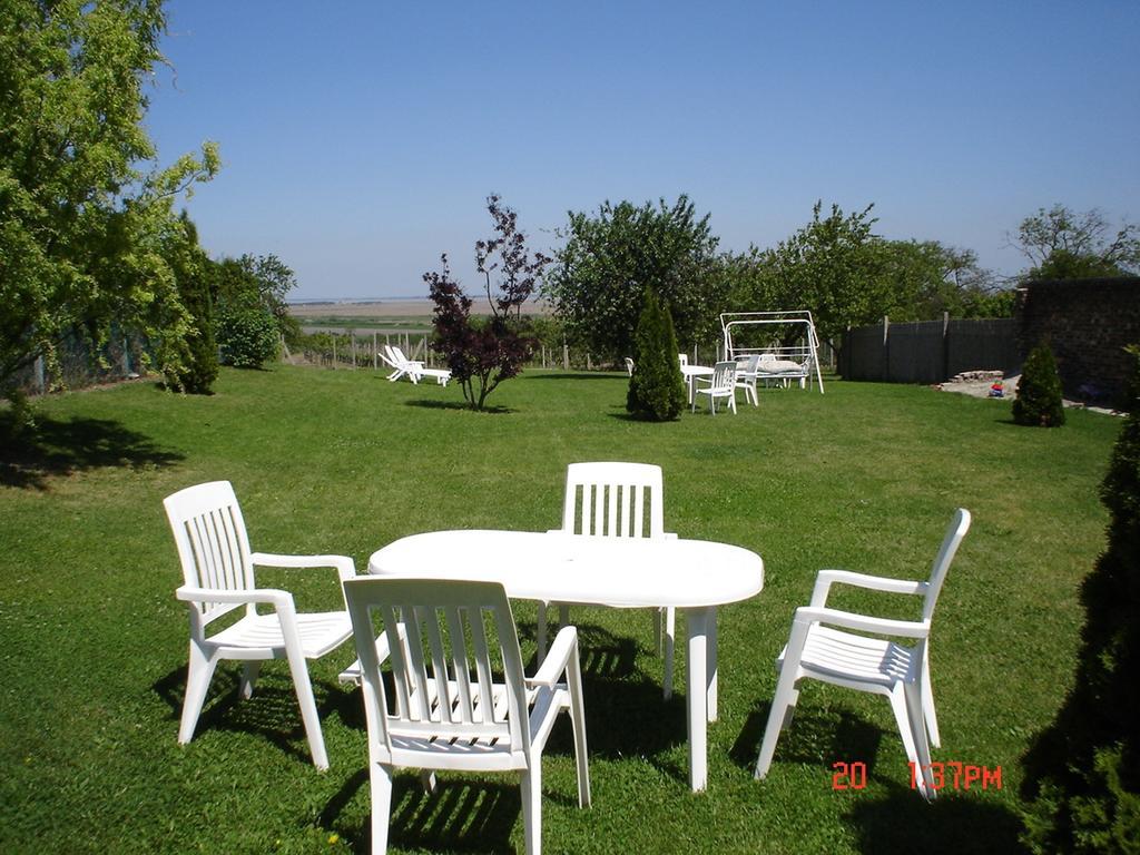 Szuts Panzio Bed & Breakfast Fertorakos Ngoại thất bức ảnh