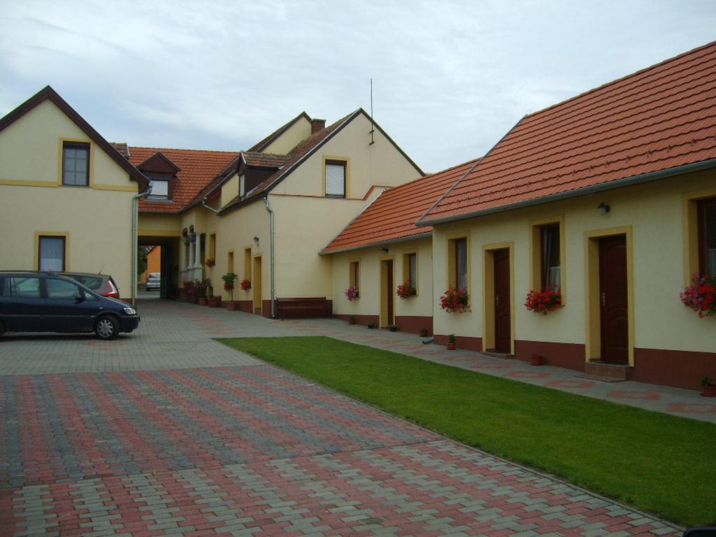 Szuts Panzio Bed & Breakfast Fertorakos Ngoại thất bức ảnh