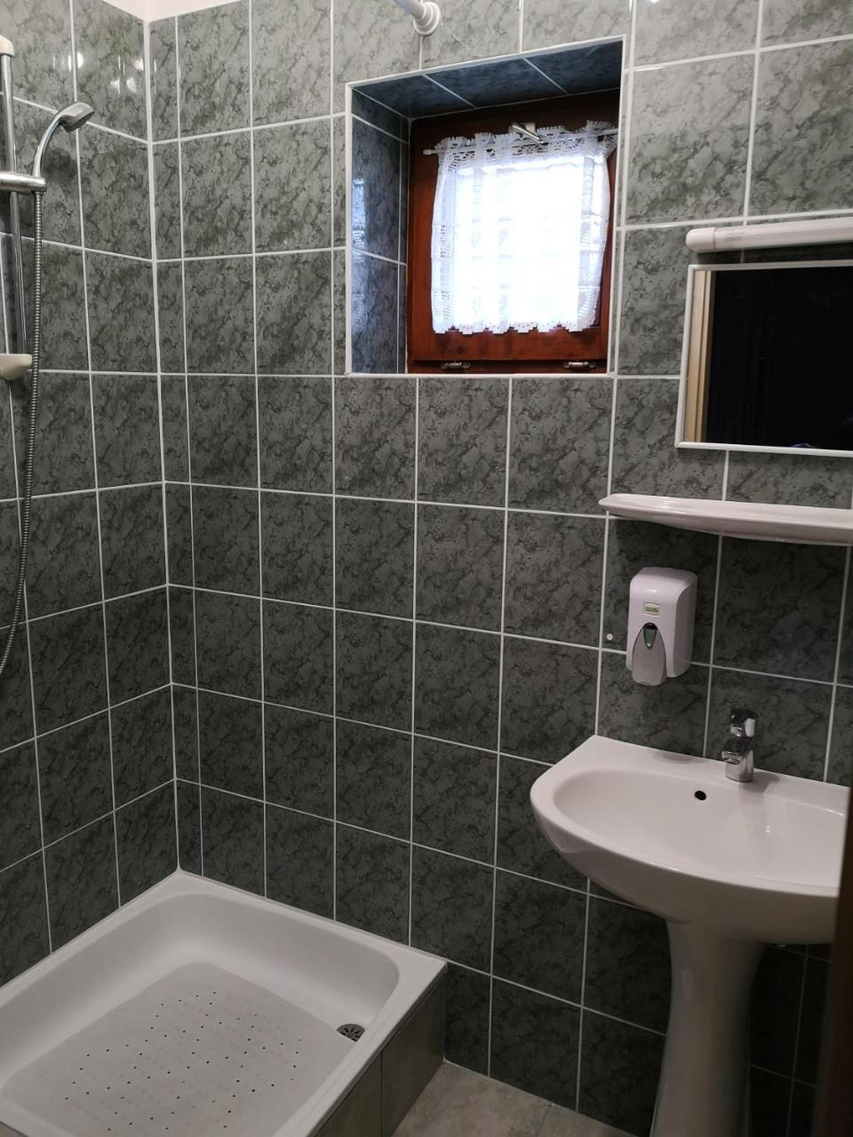Szuts Panzio Bed & Breakfast Fertorakos Ngoại thất bức ảnh