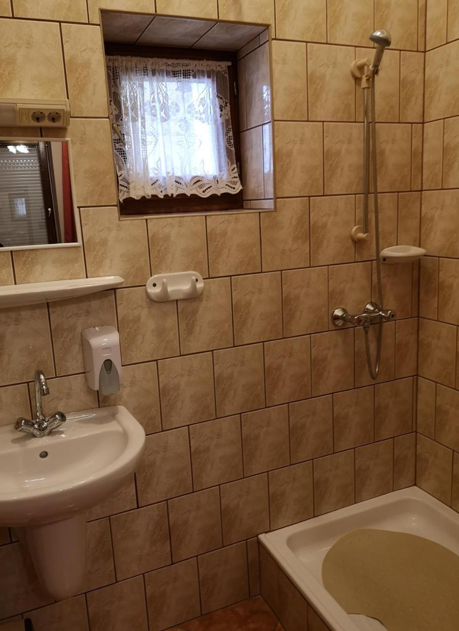 Szuts Panzio Bed & Breakfast Fertorakos Ngoại thất bức ảnh