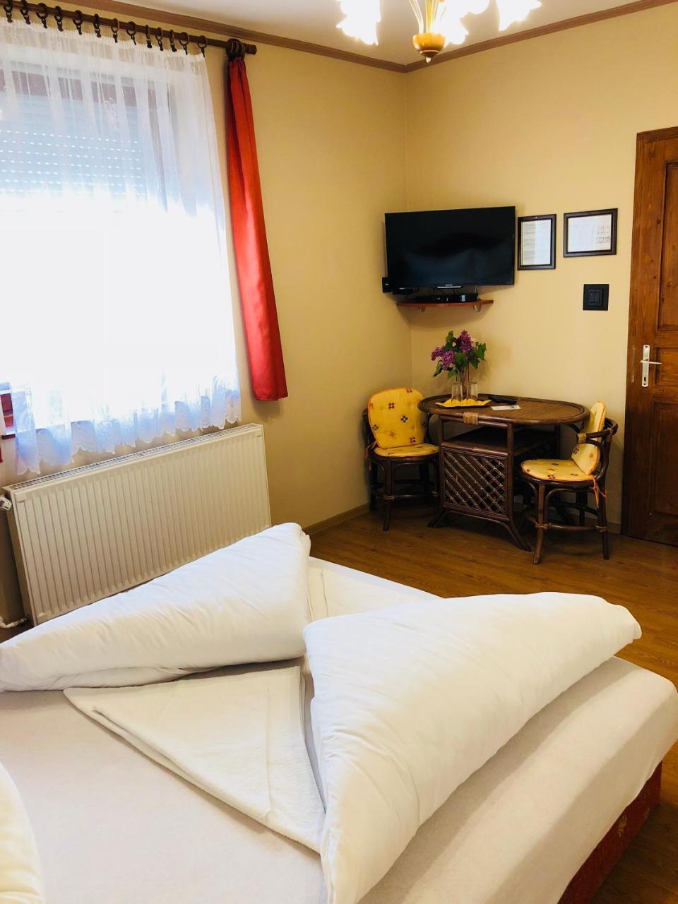 Szuts Panzio Bed & Breakfast Fertorakos Ngoại thất bức ảnh