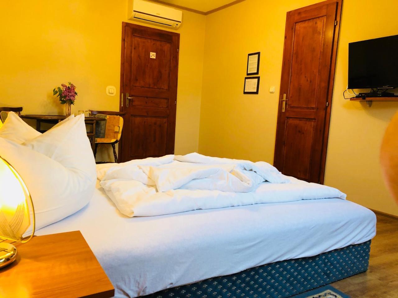 Szuts Panzio Bed & Breakfast Fertorakos Ngoại thất bức ảnh